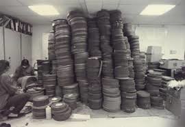井迎瑞接任電影資料館長初期，蒐集的老電影膠卷曾暫時堆放在青島東路的辦公室。
