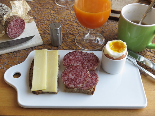 Gruyère und Salami auf Graubrot zum Frühstücksei