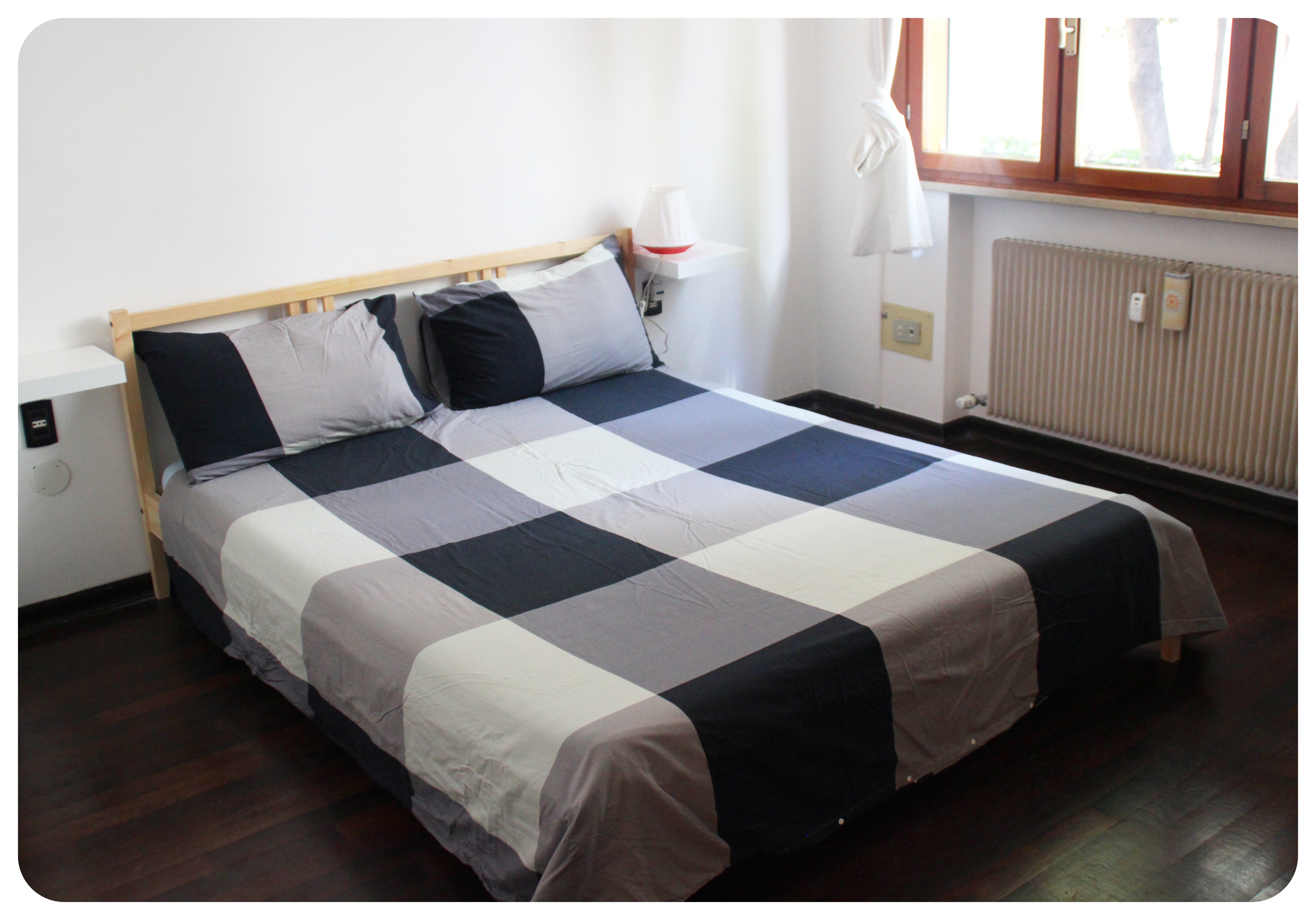 venice apartment bed