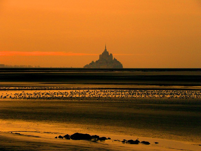 The reason why Saint Michel Island is isolated at the mercy of the tides is due to the spectacular variations in sea level that oscillates about 14.5 meters high twice a day.  In this way, the waters of the estuary contributed to making the abbey a safe place from sieges.  The images of Saint Michel Abbey from the estuary are also typical of a fantasy site: