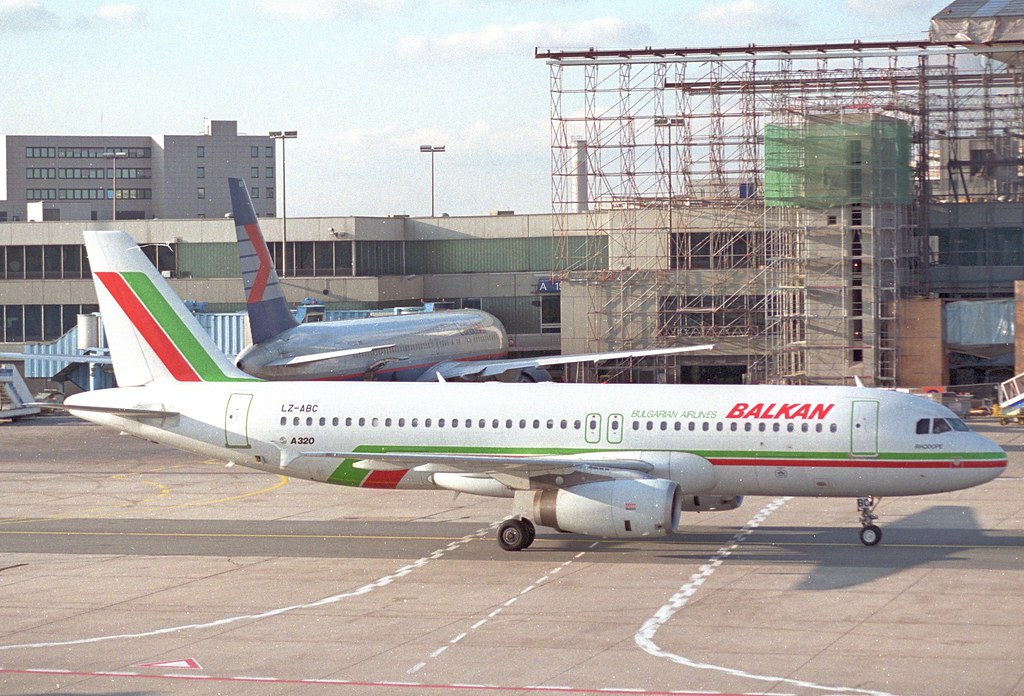 Balkan Bulgarian Airlines Airbus A320-231; LZ-ABC@FRA;27.12.1995