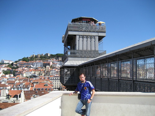Parte superior del Elevador de Santa Justa, con el Castillo de San Jorge al fondo. ViajerosAlBlog.com.