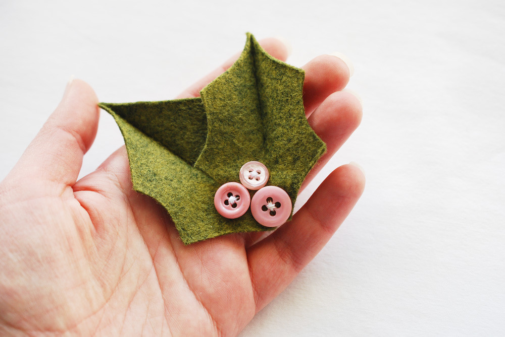 25 Crafts of Christmas // Buttons