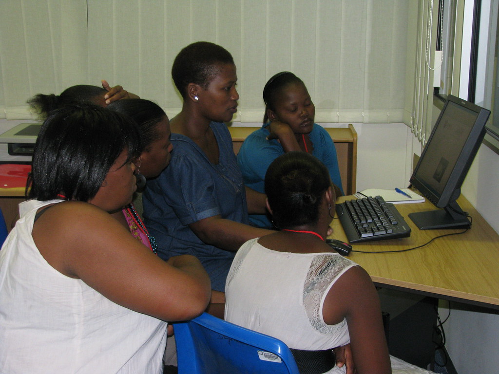 Mabusi showing the new recruits the Ulwazi website