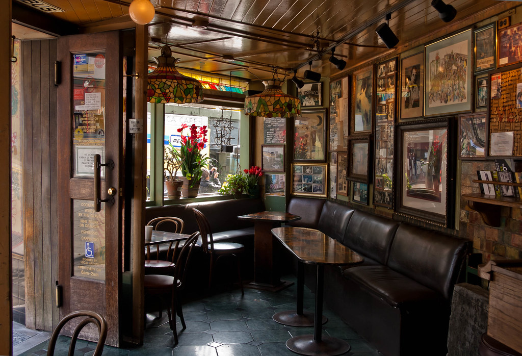 Dans le café Vesuvio, haut lieu de la culture beatnik de San Francisco. Photo de Digital Archeology.