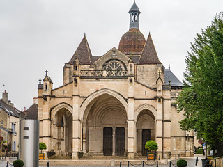 Dreischiffige romanische Stiftskirche und Basilica minor Collégiale Notre-Dame, Beaune
