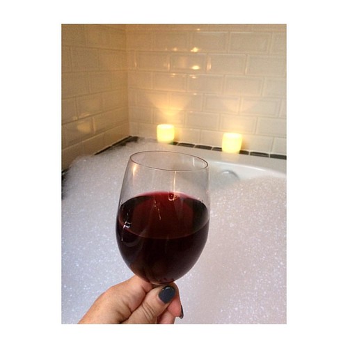 A hot bath... some candles... a fine red... and spotify... what a way to end the weekend 😊 love, Kathleen #blog #thegoodthefabandthelovely #blogger #belgianblogger #belgischeblogger #lazysunday #sundays #sunday #sunyay #bath #bathtime #bubbles #cand