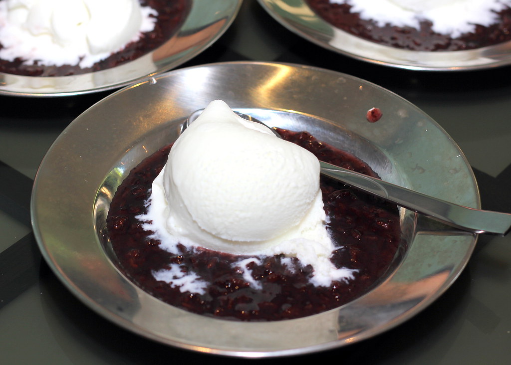 wah-kee-dessert-coconut-ice-cream-with-glutinous-rice