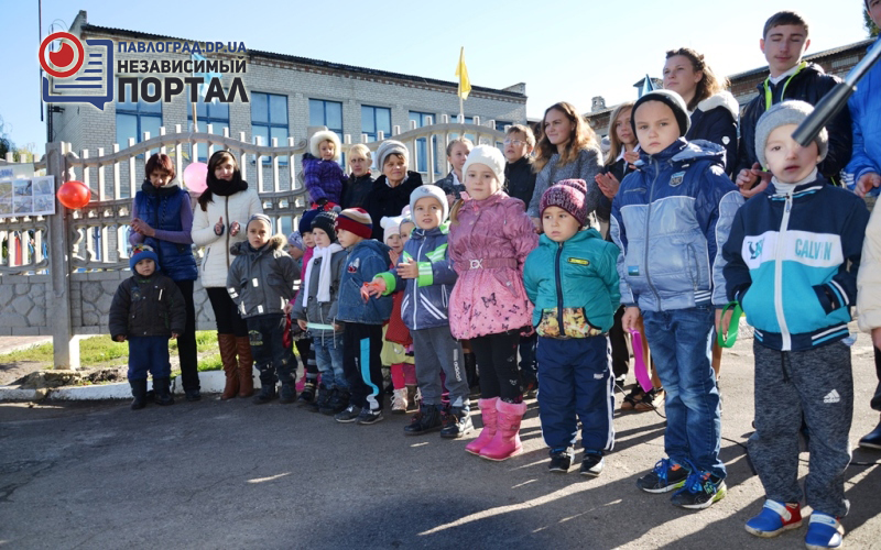 Детвора собралась на открытие уютного уголка - игровой площадки в Троицком УВК