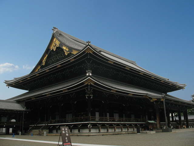 Kyoto, Higashi-Hogan-ji Temple (sky is added)