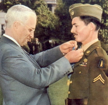 O verdadeiro Desmond Doss recebendo sua medalha de honra.