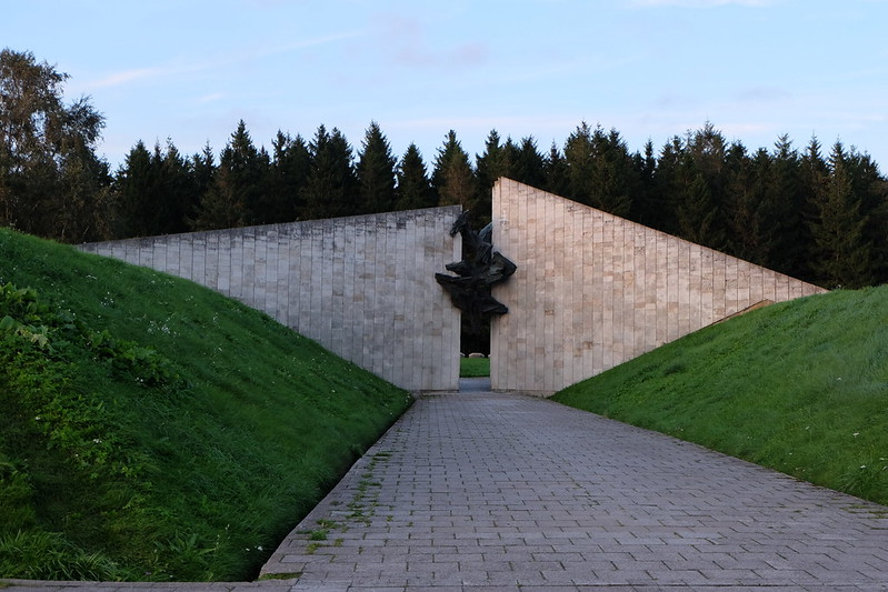 Estonia & Letonia & Lituania agosto/sep 2016 - Blogs de Rusia y Ex URSS - Día 8 -Tallin:Kadriog-Pirita-Cementerio-Tw TV. Paldiski.Tallin: Monumento Guerra (14)