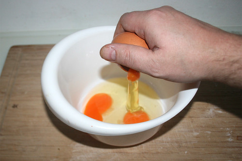 41 - Restliche Eier in Schüssel schlagen / Put remaining eggs in bowl