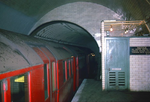 R1352.  Finsbury Park GN&C Line station. 11th April,1964.