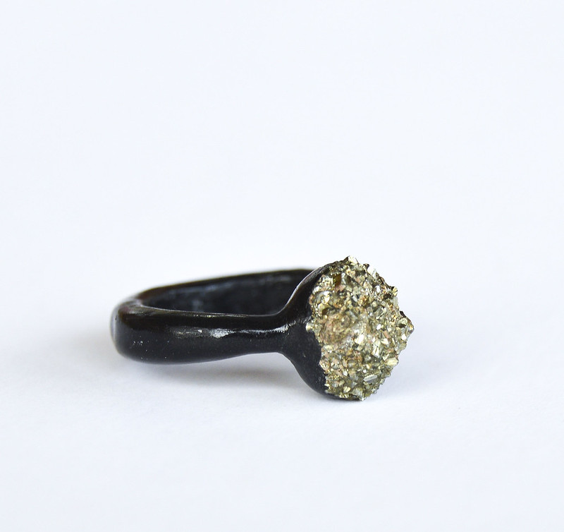 Simple ring with pyrite