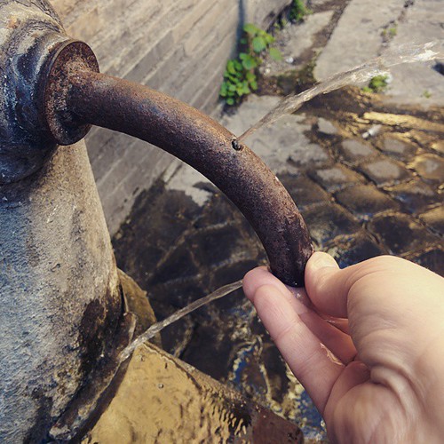 This is how you drink from #nasone (Roman water fountain): block the spout with your fingers and water spurts up for drinking.