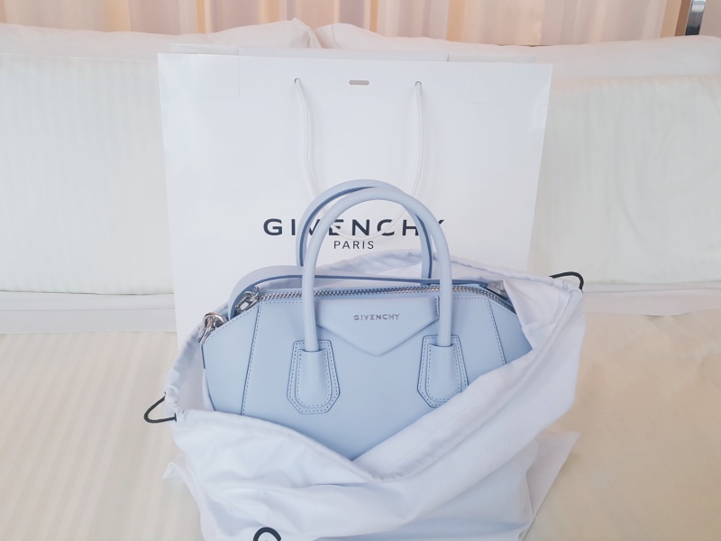 Givenchy Antigona light blue