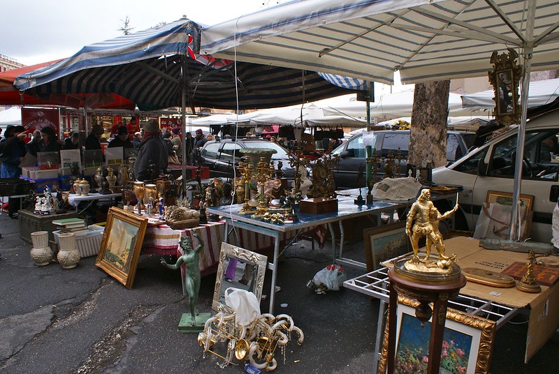 Stands d'antiquités au marché aux puces de Trastevere à Rome.