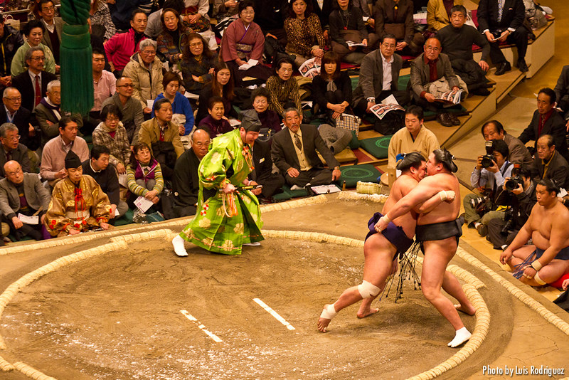 Luchadores en el torneo de sumo de A&ntilde;o Nuevo de 2012 en Tokio
