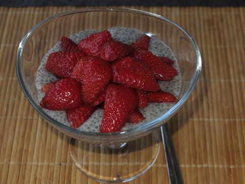 Erdbeeren auf Chia-Pudding