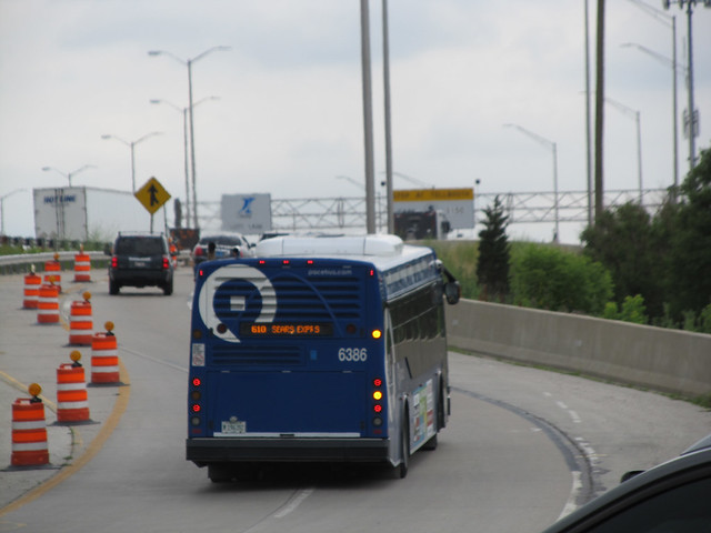 Pace Bus enteing the the Tollway at Devon Ave