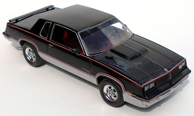 REVELL 1983 HURST OLDSMOBILE MODEL CAR KIT plastic1:25 Scale OLDS 85-4317 NEW 