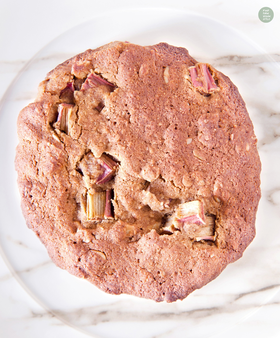 Simple oat cookies with rhubarb (vegan & gluten-free)