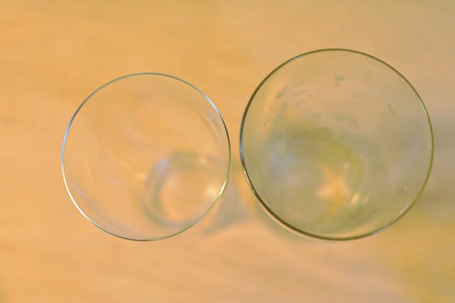 うすはりグラスとニトリのビアグラスの飲み口の薄さを比べる