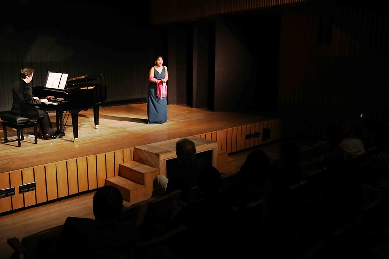 City Moment – The Opera Singer's Front Row Audience, Alliance Francaise de Delhi