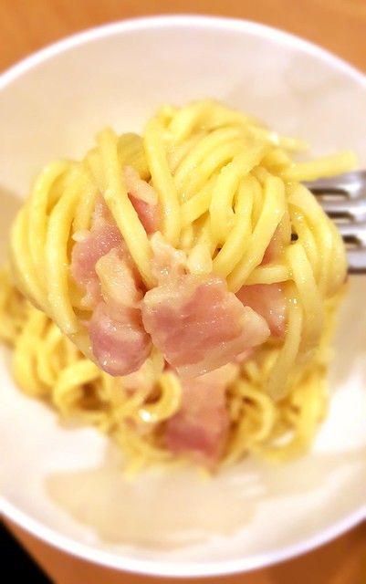 Easy carbonara with streaky bacon, eggs and cheese