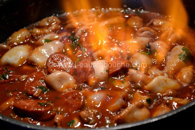 Ragoût d'Encornets & Chorizo Flambé au Brandy  © Ana Luthi Tous droits réservés 12