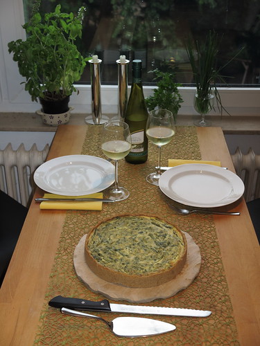 Grüner Spargel Quiche (Tischbild)