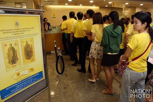 People queuing to buy Thailand commemorative note2