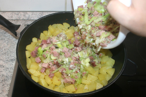 39 - Lauchmasse zu Kartoffeln geben / Put leek mix to potatoes
