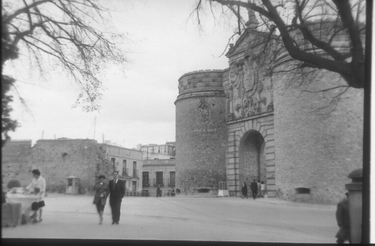 Puerta de Bisagra en 1959. Fotografía de Santos Yubero © Archivo Regional de la Comunidad de Madrid, fondo fotográfico