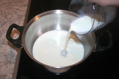 17 - Milch in Topf geben / Put milk in casserole