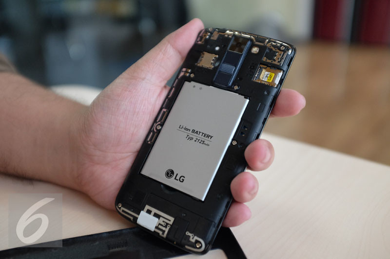 Letak Baterai, microSD, dan micro SIM