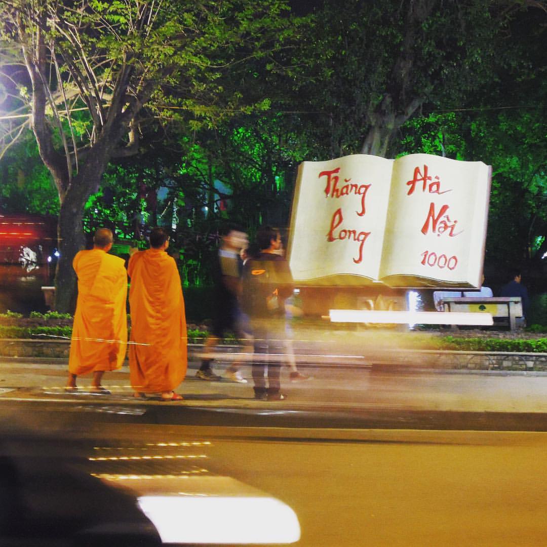 #rtw2012 #43 This is one our favourite pictures from our #aroundtheworldtrip, even though it's technically a bit flawed. And we don't even know what's happening here 😄. Buddhist monks reading a giant book...? #rtw #rtw365 #aroundtheworld #oneyeartr