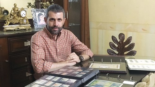 Collector of Syrian banknotes