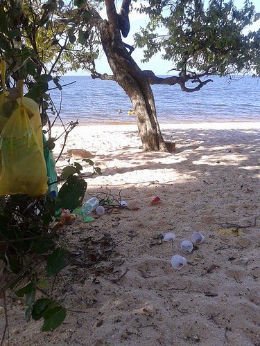 Lixo na praia de Pajuçara
