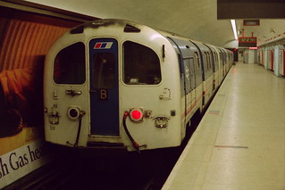 19910413 014 Bank. Waterloo & City Line Class 487 DMB 57