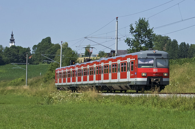 Die Sonne zeigte sich bei der kurzzeitigen Rückkehr der 420er auf der Strecke nach Altomünster erfreut: Der Zug 420 460 zwischen Altomünster und Kleinberghofen bei Stumpfenbach (Bild: Frederik Buchleitner)