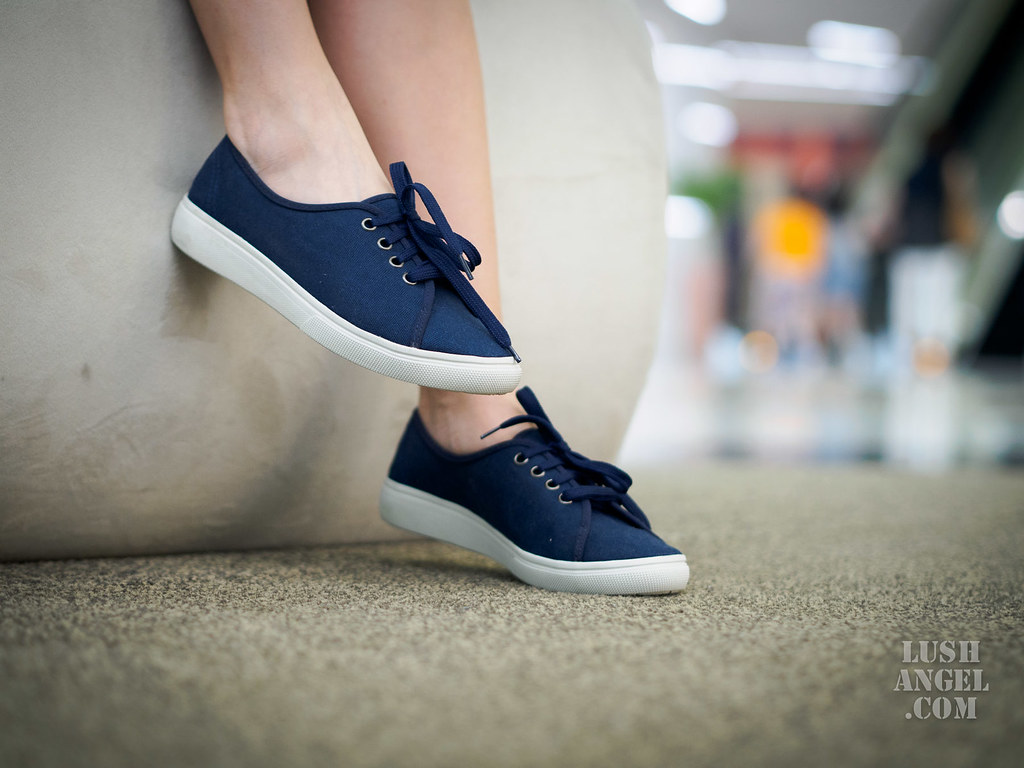 navy-blue-sneakers