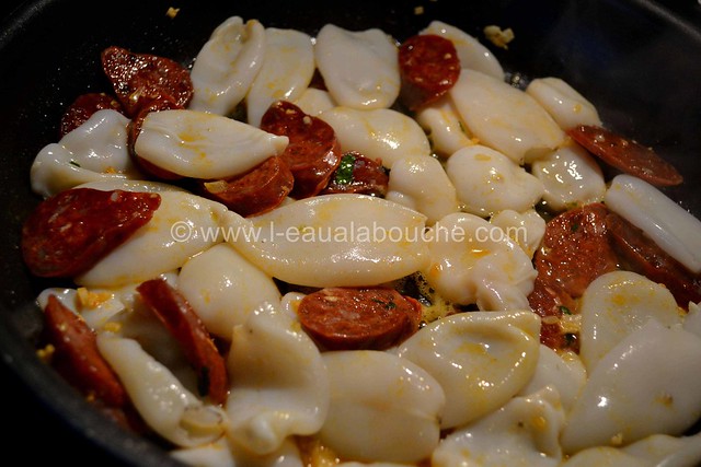 Ragoût d'Encornets & Chorizo Flambé au Brandy  © Ana Luthi Tous droits réservés 04