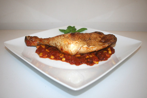 26 - Zesty Chicken legs on corn kidney beans - Side view / Pikante Hähnchenschenkel auf Mais-Kidneybohnen-Gemüse - Seitenansicht